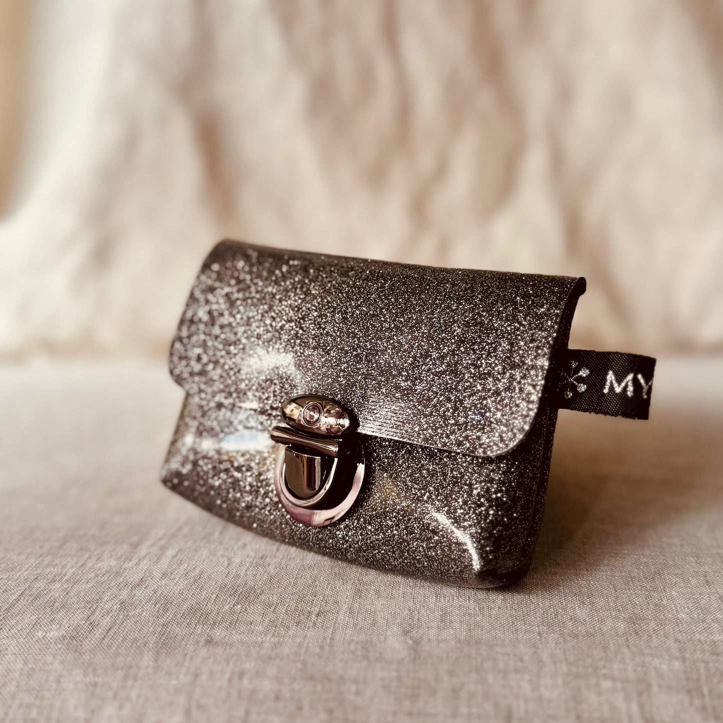 Mini-Täschchen aus Kunstleder – Praktisch, elegant & funkelnd!