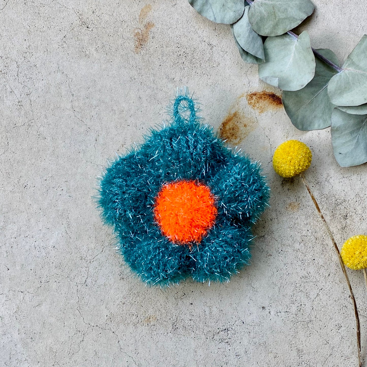 Blumenschwamm mit orangefarbenem Herz