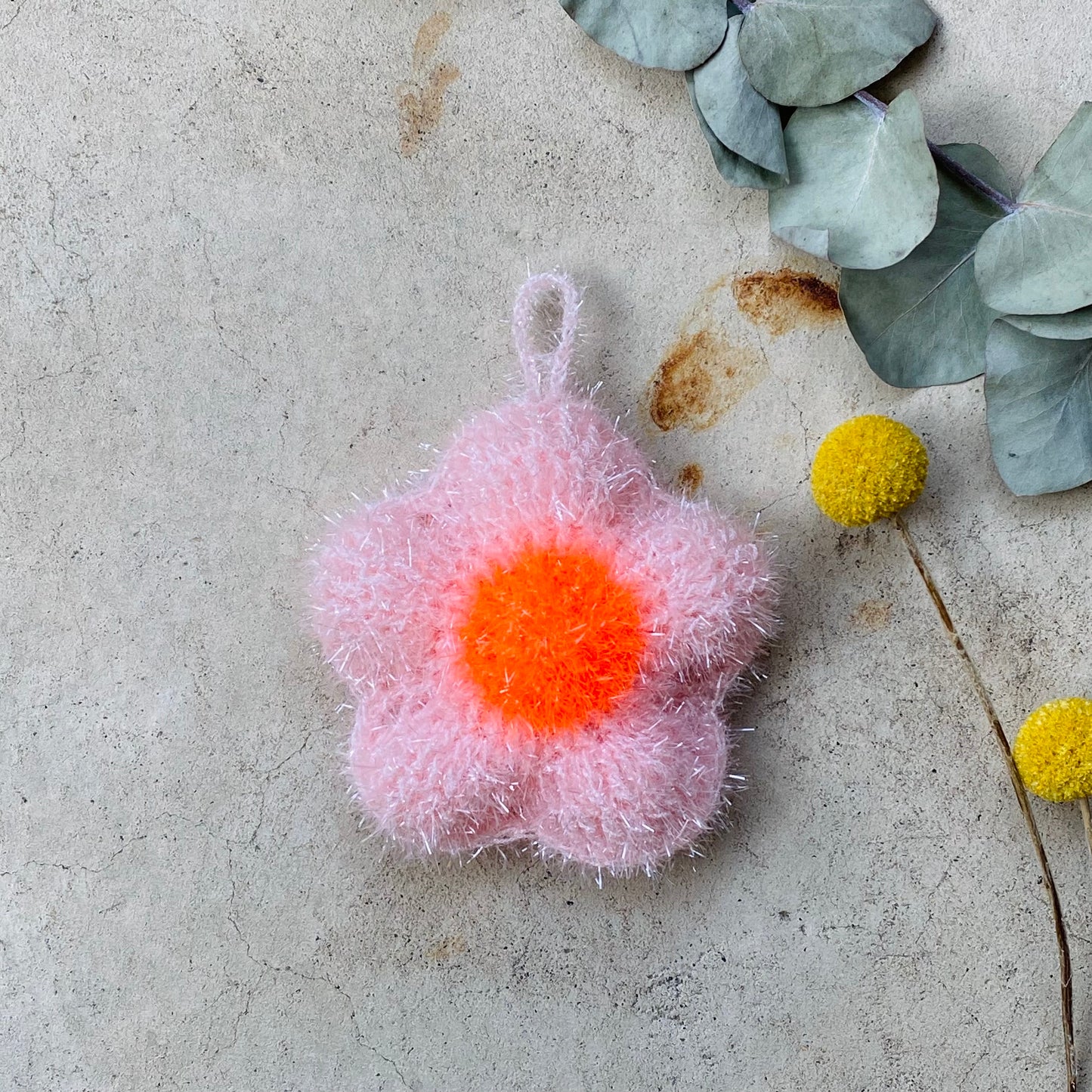 Blumenschwamm mit orangefarbenem Herz