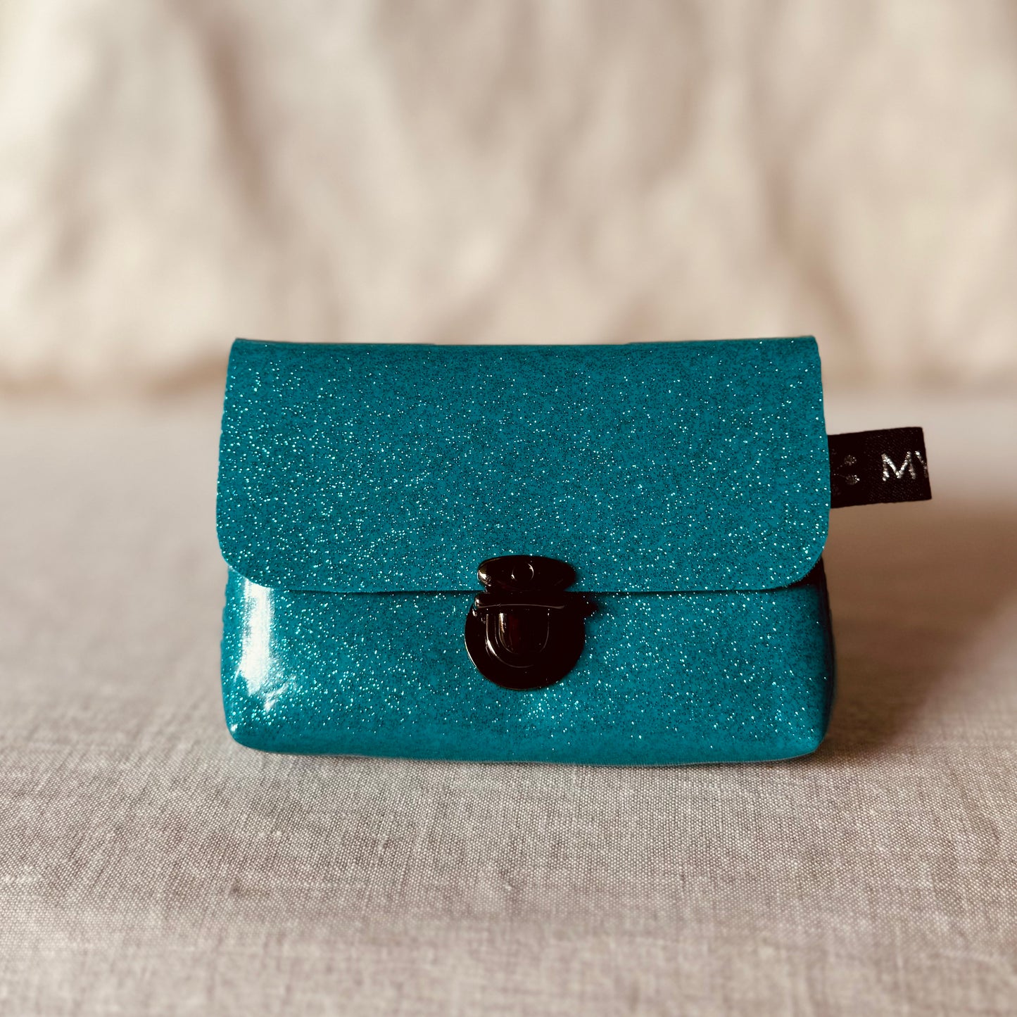 Mini Pochette en Simili Cuir – Pratique, élégante & scintillante !