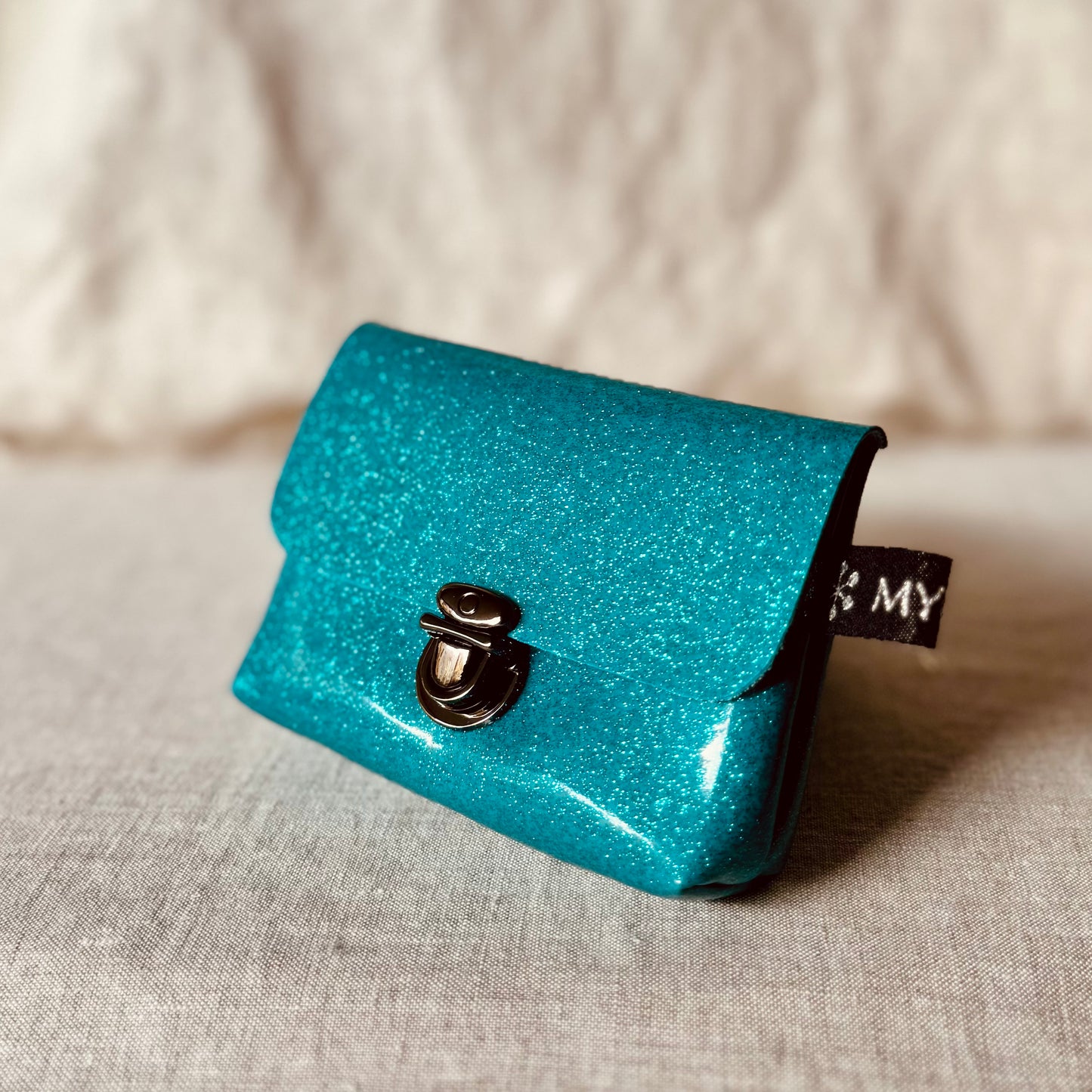 Mini Pochette en Simili Cuir – Pratique, élégante & scintillante !