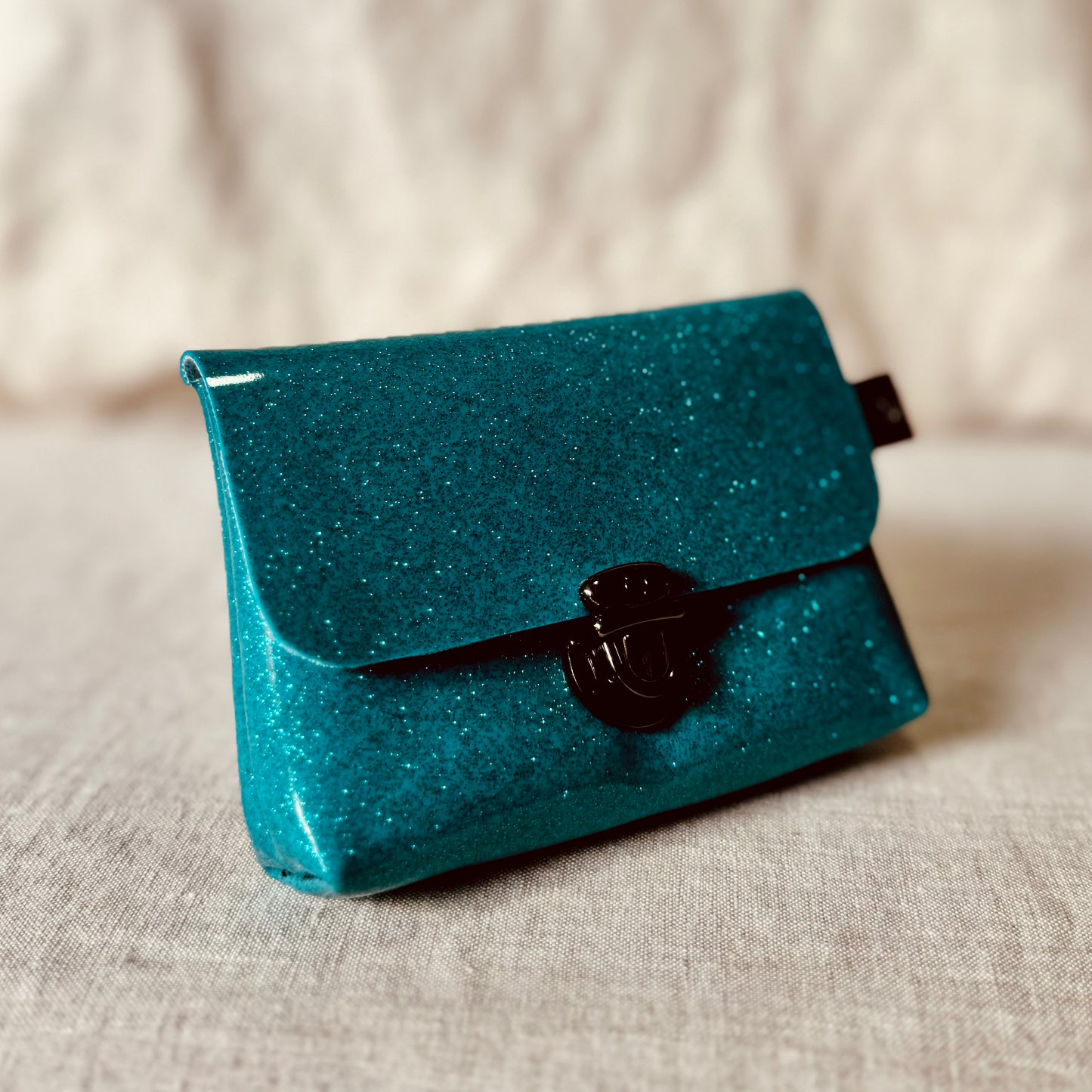 Mini Pochette en Simili Cuir – Pratique, élégante & scintillante !