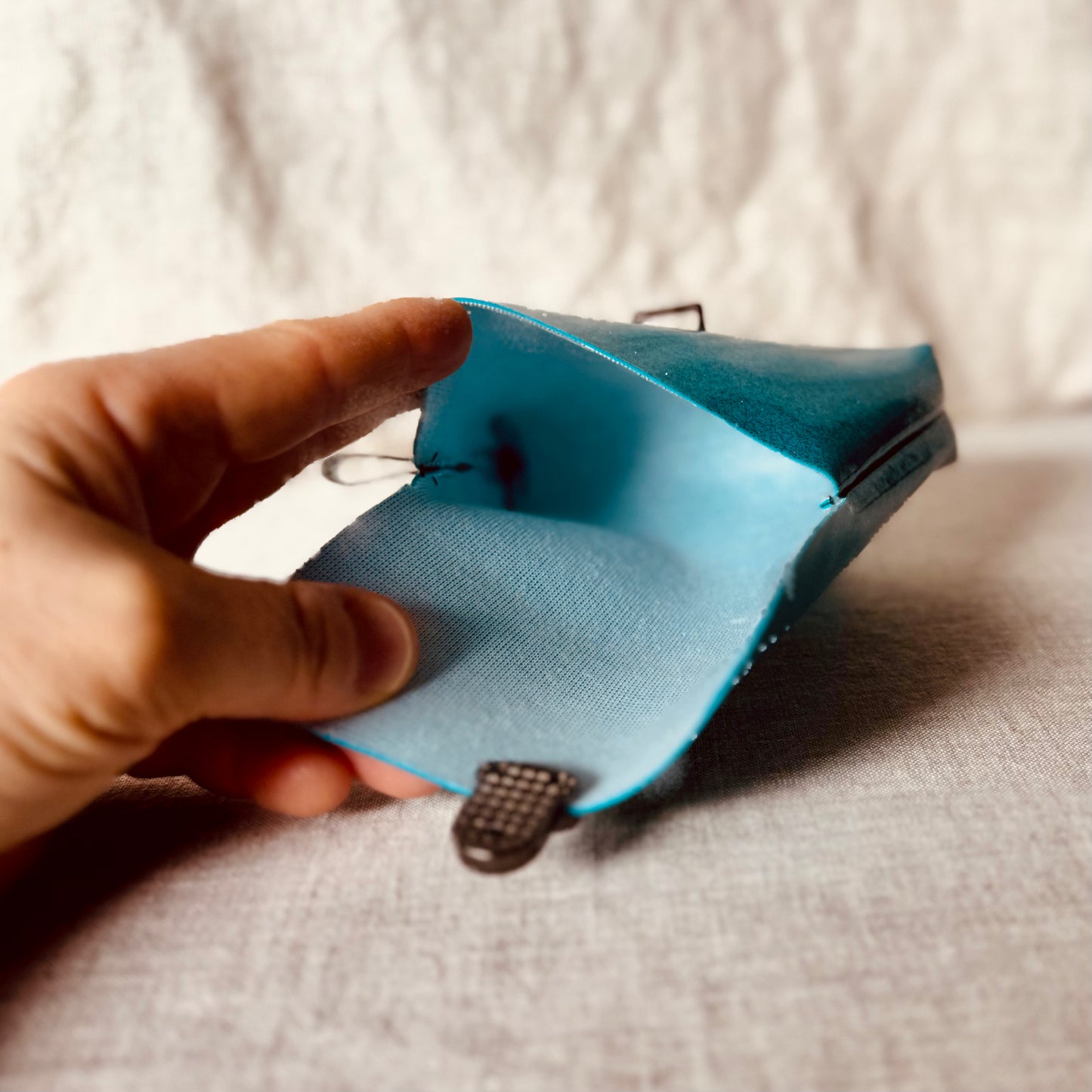 Mini Pochette en Simili Cuir – Pratique, élégante & scintillante !