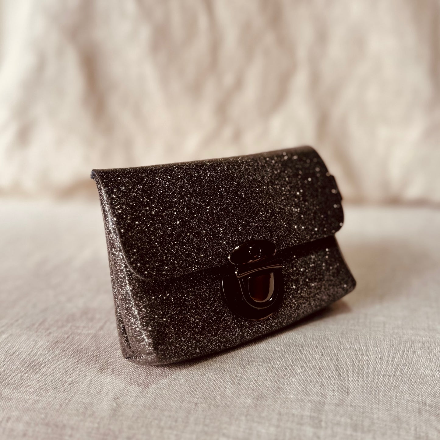 Mini Pochette en Simili Cuir – Pratique, élégante & scintillante !